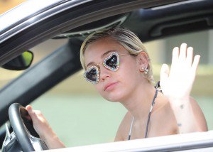 Miley Cyrus Shows Off Pink Armpit Hair In Men S Sneakers