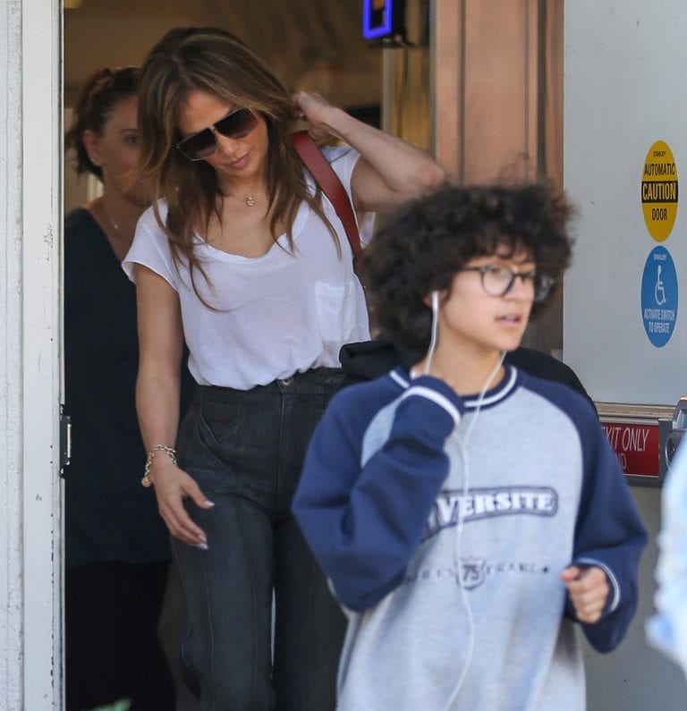 Jennifer Lopez Introduces Daughter (14) Using Gender-Neutral Pronouns