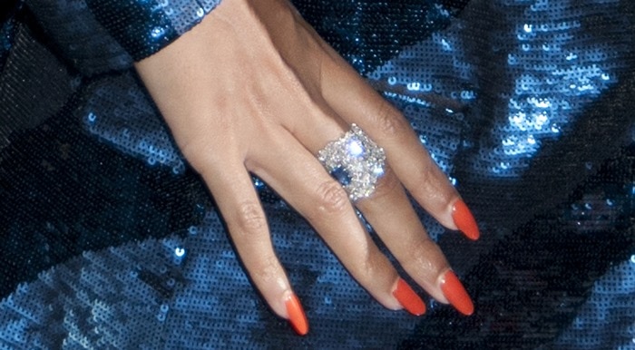 Beyonce's showing off her gigantic ring