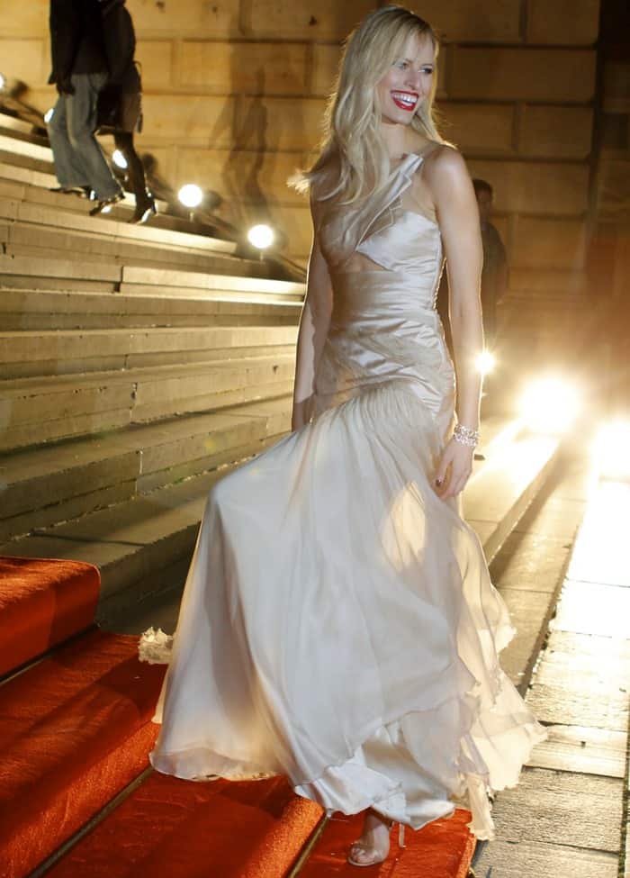 Captivating every step of the way: Karolina Kurkova ascends the staircase, showcasing her stunning gown's every detail