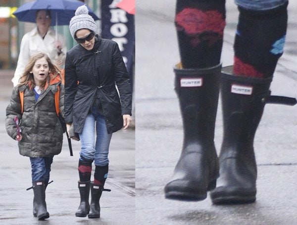 Sarah Jessica Parker and her son walk together in the rain, both sporting stylish Hunter Wellington boots