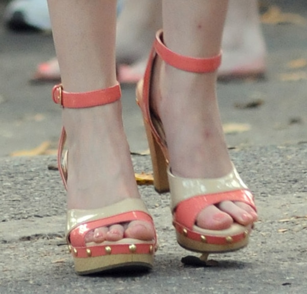 Anna Kendrick wearing Isola Madalen platform sandals