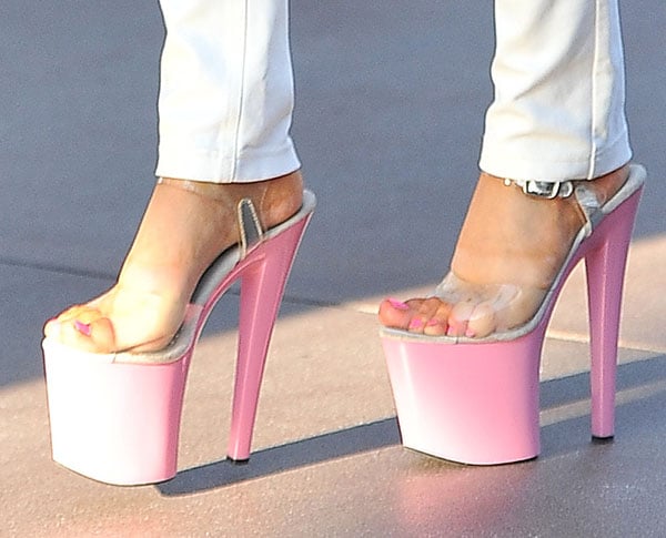 Courtney Stodden put her feet on display in pink platform shoes