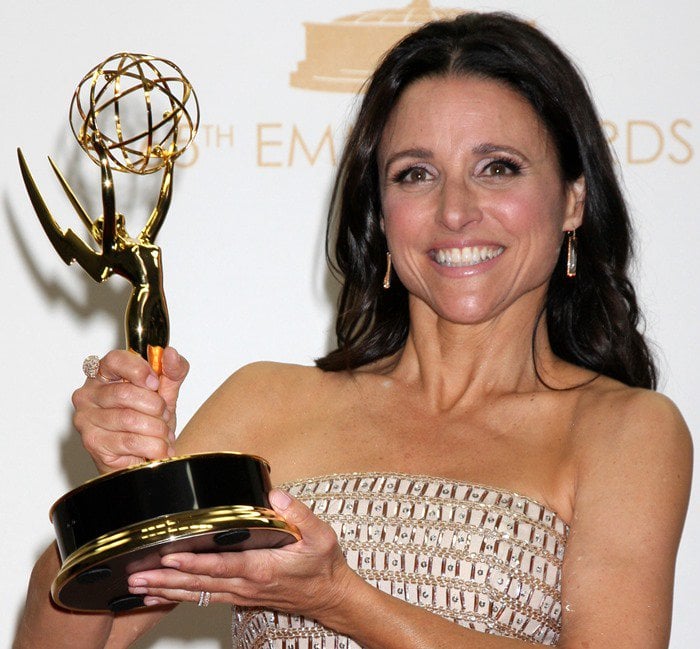 Julia Louis-Dreyfus poses with her trophy at the 2013 Emmy Awards