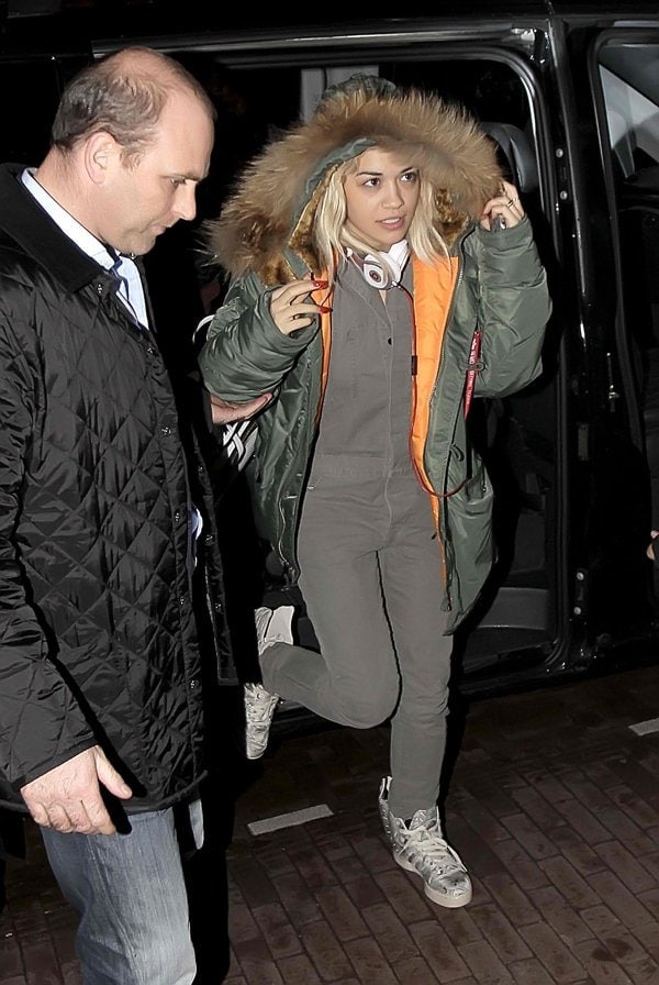 Rita Ora was spotted in Amsterdam looking stunning without any makeup, showing off her flawless, blemish-free skin as she arrived at a posh hotel