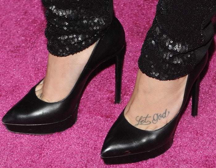 Demi Lovato's feet in classic black Saint Laurent "Janis" pumps