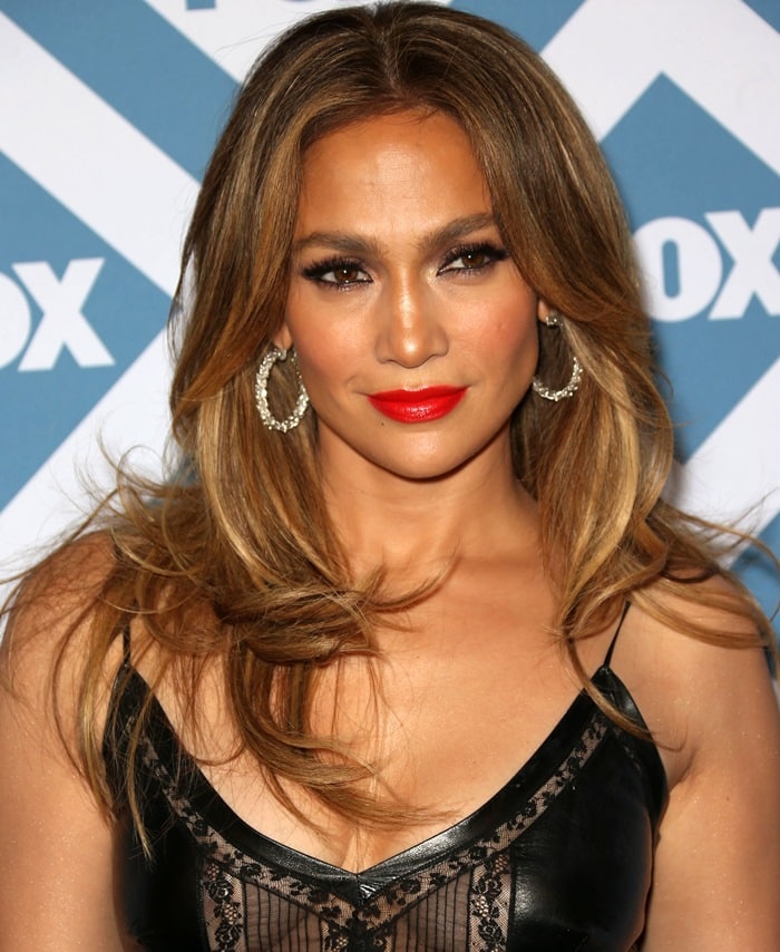 Jennifer Lopez claims to be 5' 6" (167 cm) tall, but no one believes that's her real height