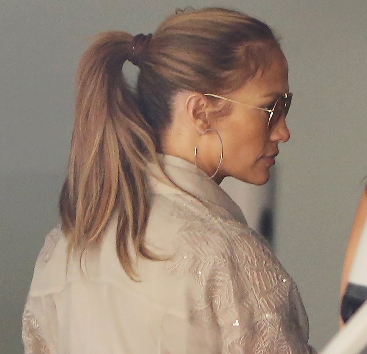Jennifer Lopez wears Gucci Gg 2235 sunglasses and Jennifer Fisher flat thread hoops earrings