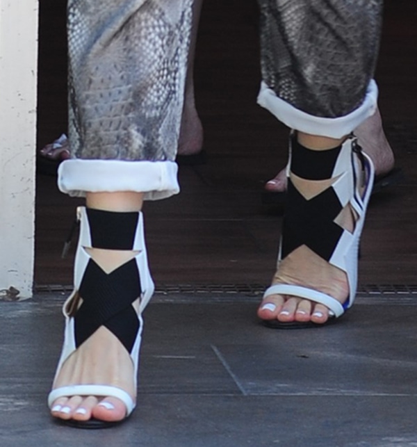 Gwen Stefani's pretty feet in sandals from her own shoe label