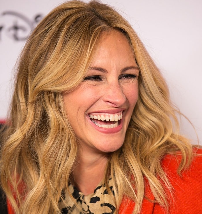 Julia Roberts posed for the cameras after being presented the Humanitarian Award