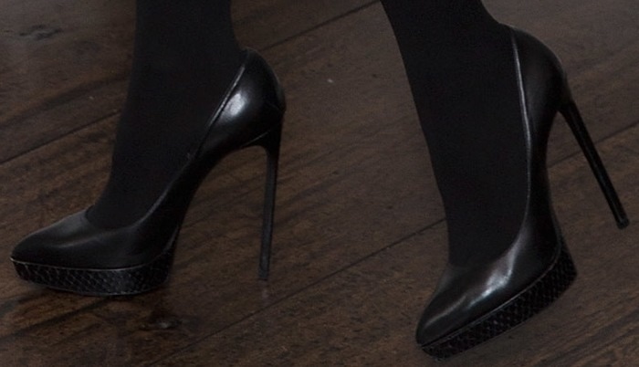 Jessica Chastain's black pumps by Saint Laurent