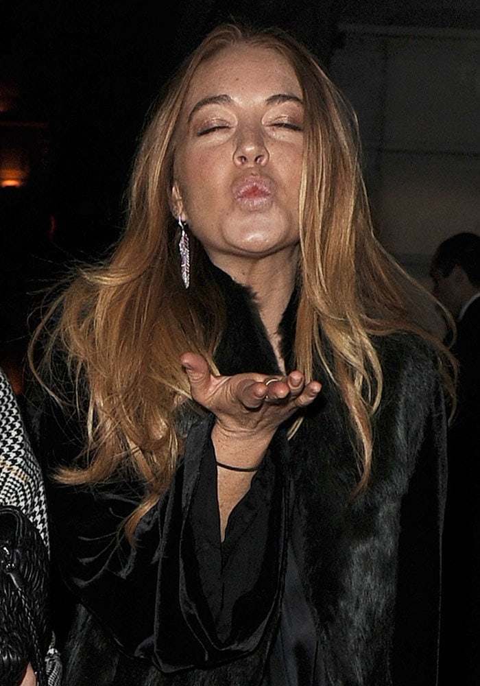 Lindsay Lohan blows kisses at the cameras in London