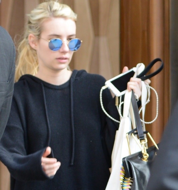 Emma Roberts carried earbuds from Molami and rocked polarized Ray-Ban sunglasses