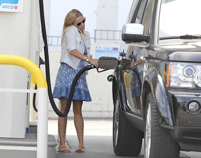 Reese Witherspoon visited a gas station in a Joie sleeveless dress