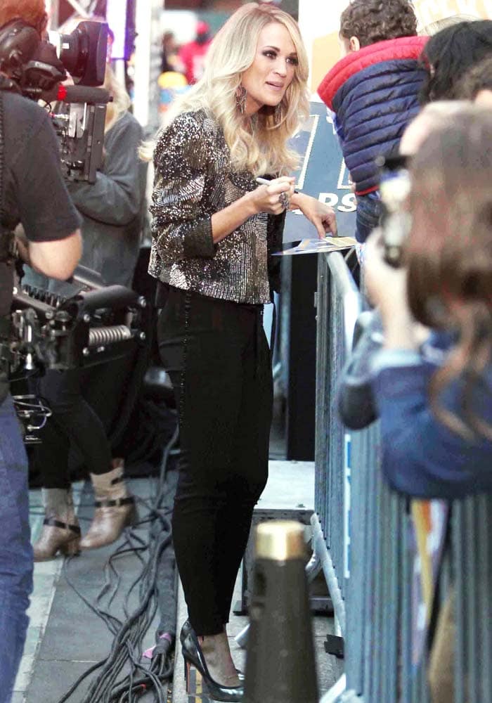 Carrie Underwood signs autographs for fans after performing on the Today show