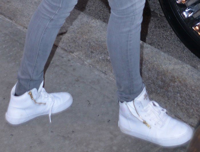 Bella Thorne's feet in white Supra Cuttler sneakers