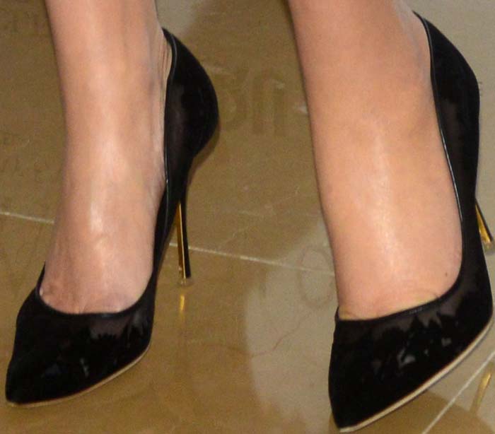 Kate Winslet shows off her size 11 (US) feet in Rupert Sanderson high heels