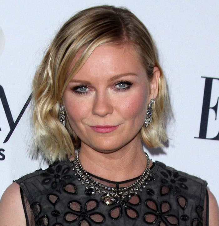 Kirsten Dunst e accessorized with statement jewelry at the ELLE’s Women In Television Celebration