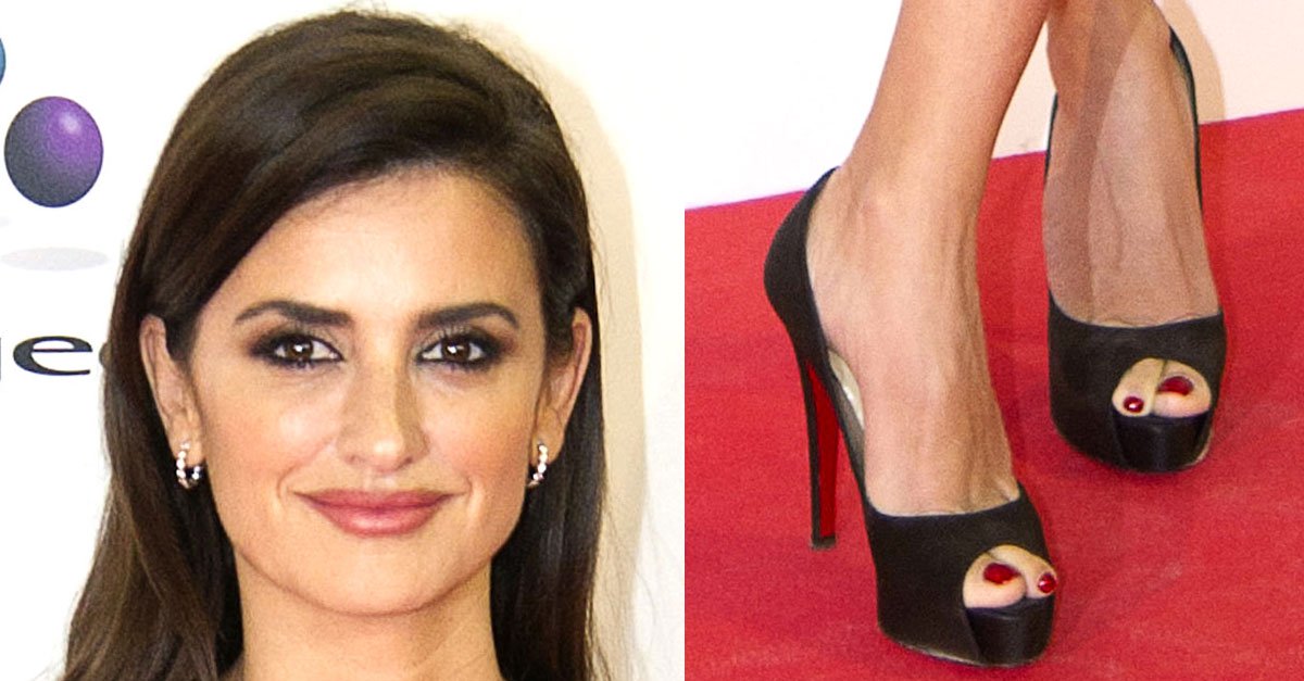 Penelope Cruz at Jose Maria Forque Awards in Figure-Hugging Dress