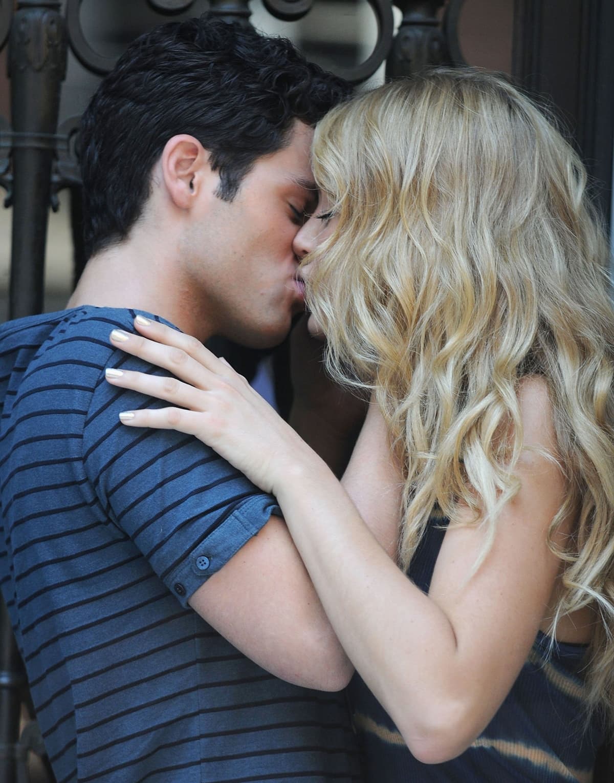 Blake Lively and Penn Badgley kissing on the film set for the television series Gossip Girl