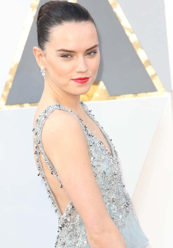 Daisy Ridley wears her hair up at the 2016 Academy Awards