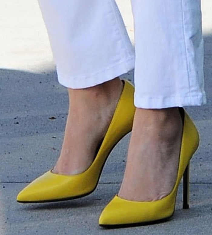 Reese Witherspoon's feet in yellow "Paris" pumps