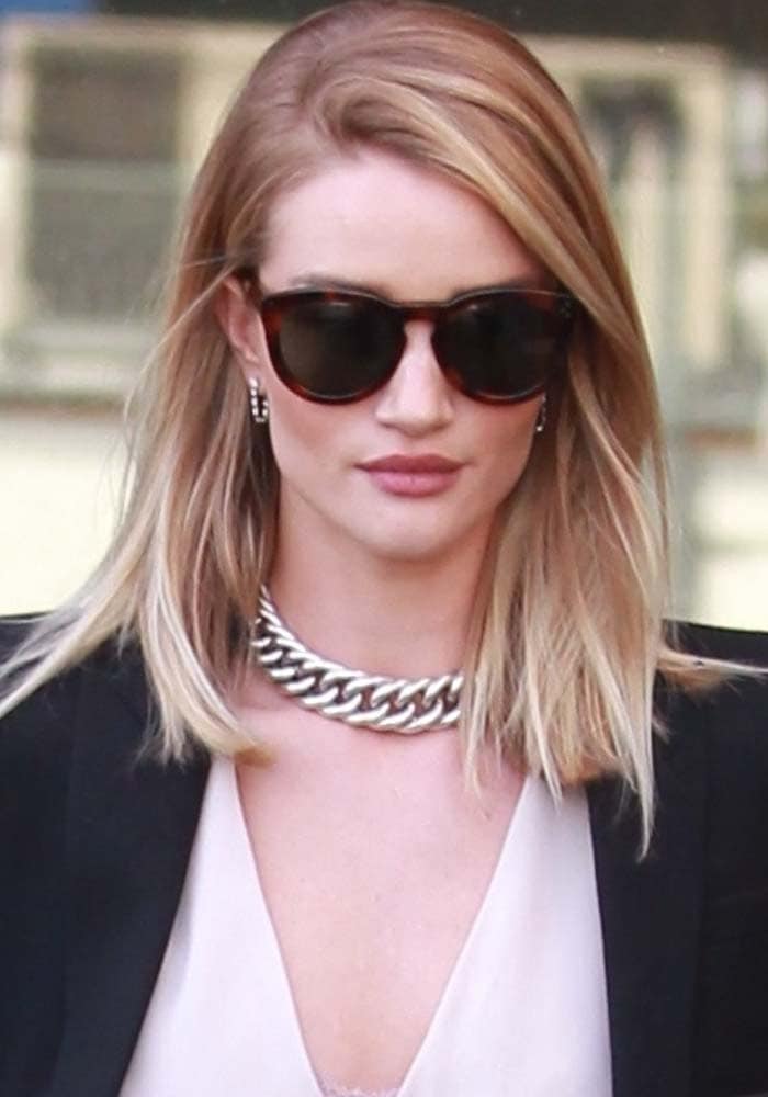 Rosie Huntington-Whiteley wears Oliver Peoples sunglasses