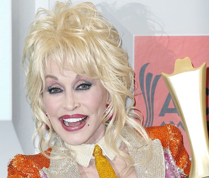 Country music legend Dolly Parton shows off her teeth