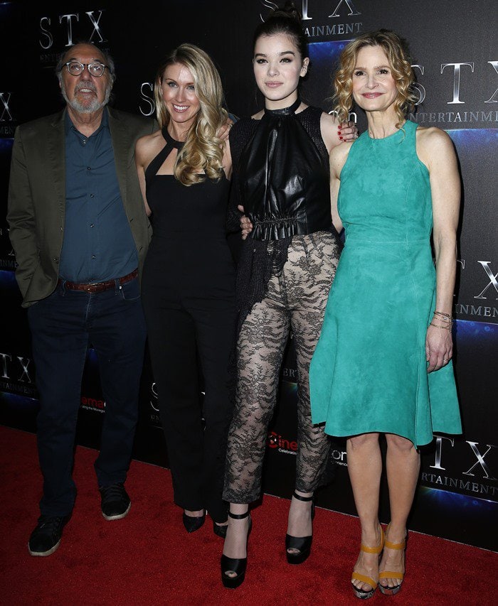 Hailee Steinfeld, James L Brooks, Kelly Fremon Craig and Kyra Sedgwick pose for photos on the red carpet