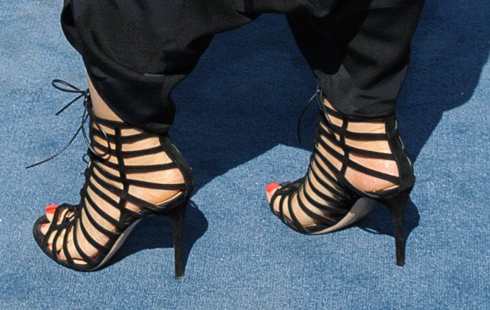 Alicia Keys's feet in black Gianvito Rossi gladiator sandals