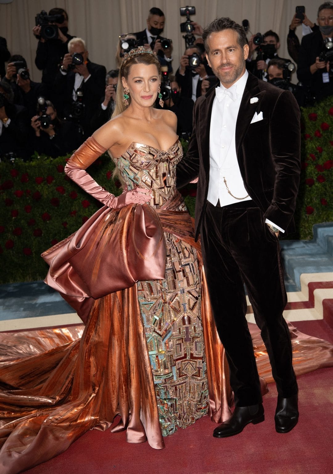 Blake Lively Honors Nyc In Met Dress Inspired By Statue Of Liberty 