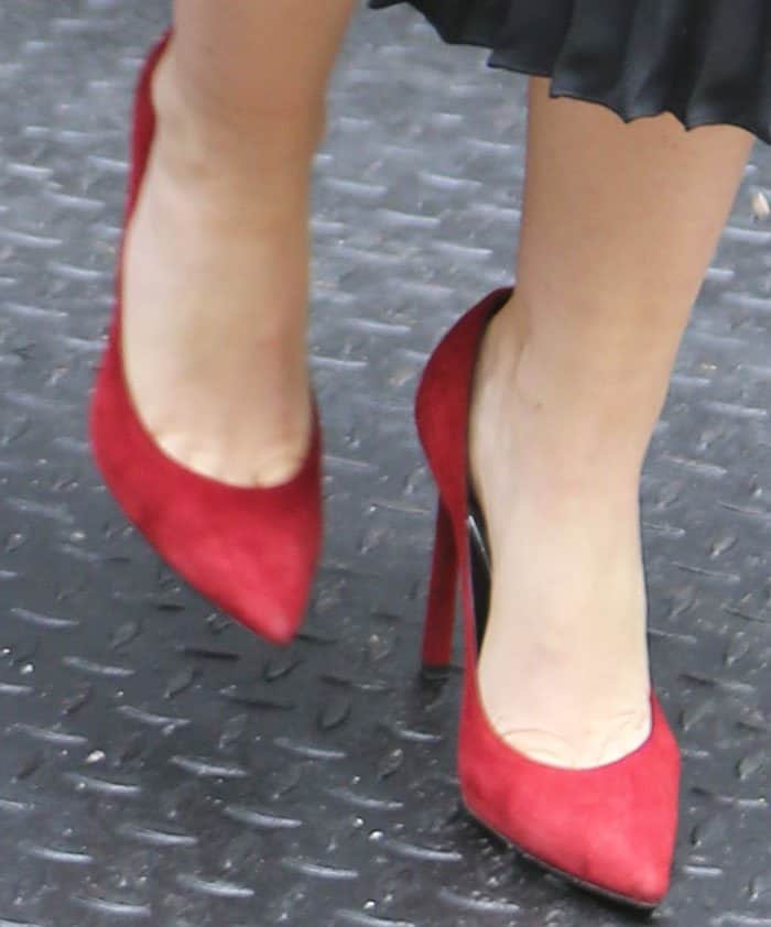 Isla Fisher added a pop of red to her look with Saint Laurent "Paris" pumps in suede leather