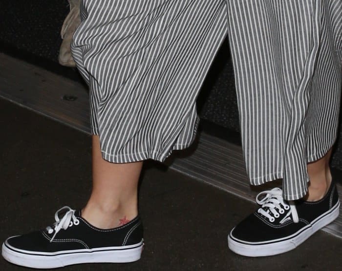 Minka Kelly arriving at LAX in Vans "Authentic" sneakers