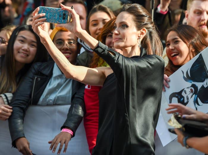 Angelina stops to take selfies with her Canadian fans