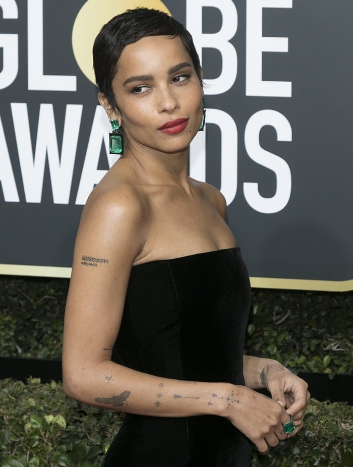 Zoë Kravitz accessorized with oversized emerald earrings and a matching ring from Lorraine Schwartz 