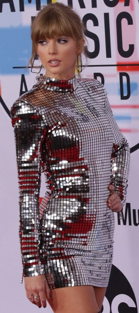 Taylor Swift Sizzles in Kim Mirror Boots at American Music Awards