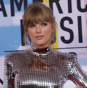 Taylor Swift Sizzles in Kim Mirror Boots at American Music Awards