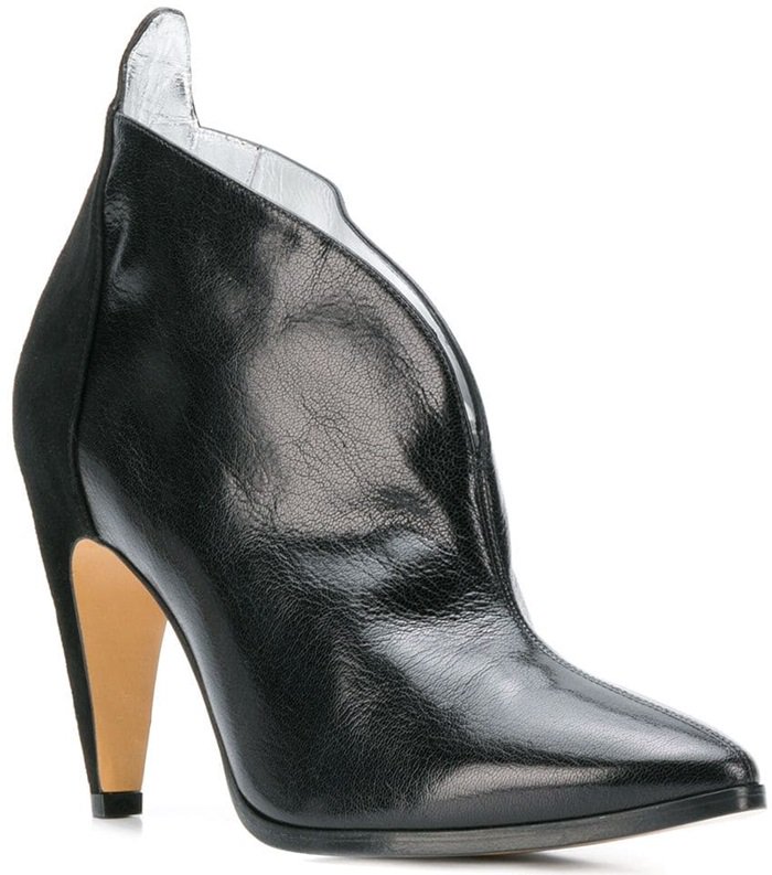 These black leather boots feature a pointed toe, a branded insole, a pull tab at the rear, a high heel and an ankle length.
