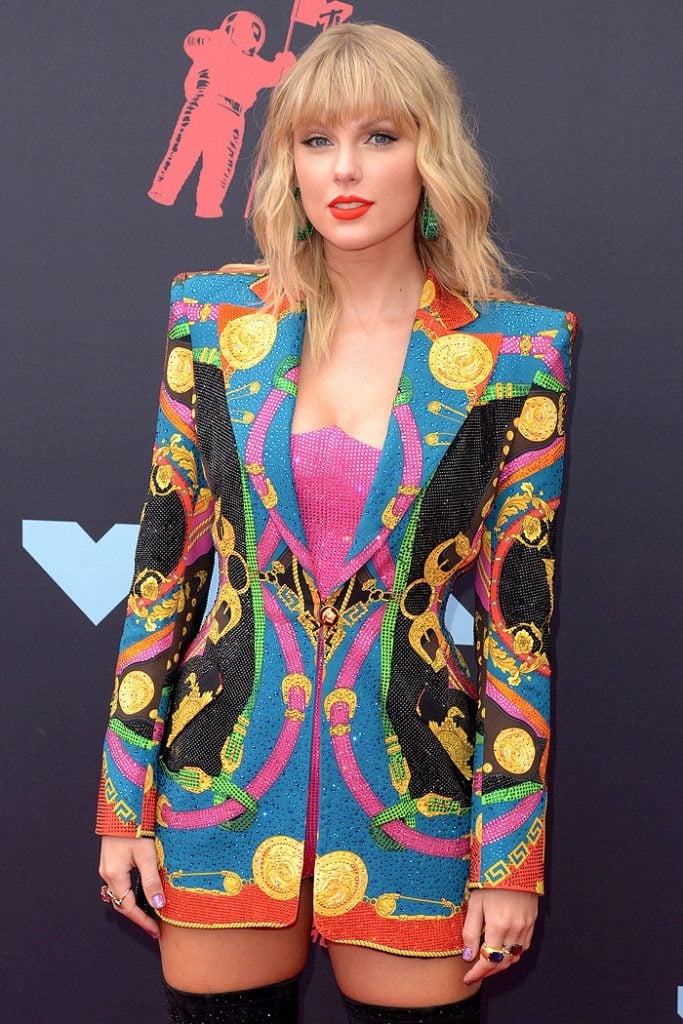 Outfit Repeater Taylor Swift In Printed Blazer And Louboutin Elouix Boots