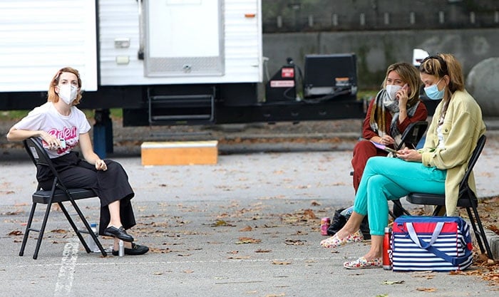 Hilary Duff chats with co-stars Sutton Foster and Molly Bernard on location