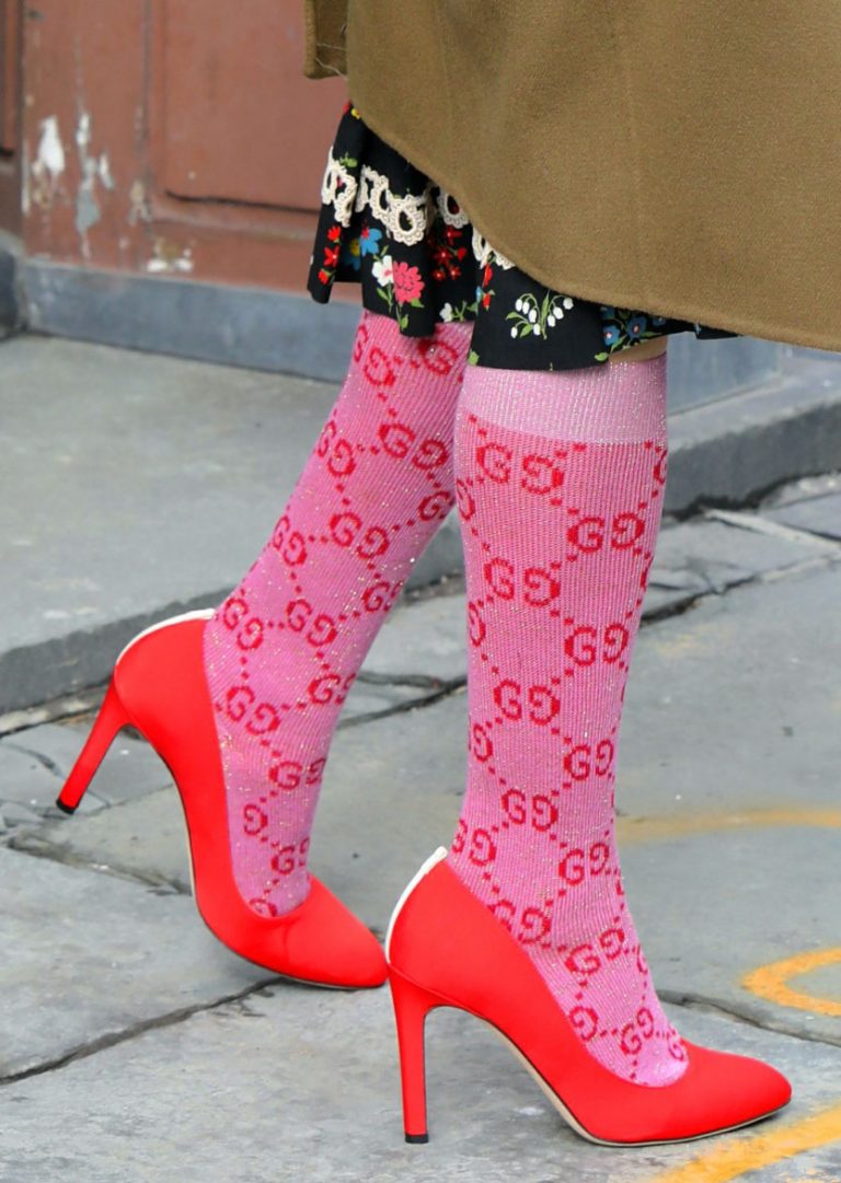 How Sjp Wears Red Fawn Pumps With Pink Gucci Lamé Gg Socks