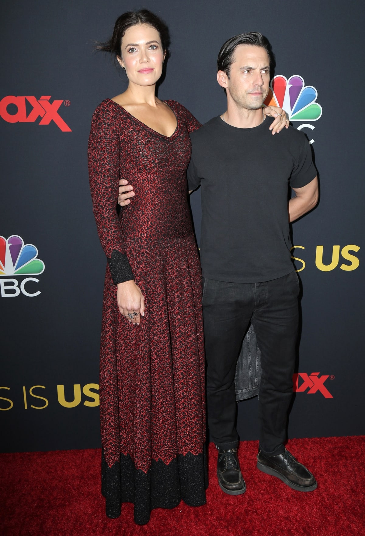 Mandy Moore in a red-and-black Azzedine AlaÏa dress with her on-screen husband Milo Ventimiglia at the premiere of NBC's "This Is Us" Season 3