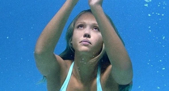 Into the Blue: Jessica Alba’s Iconic Bikini Scenes and Real-Life Shark Encounters