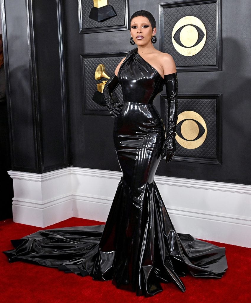 Doja Cat Stuns in Daring Vinyl Versace Gown at the Grammys (Despite the ...