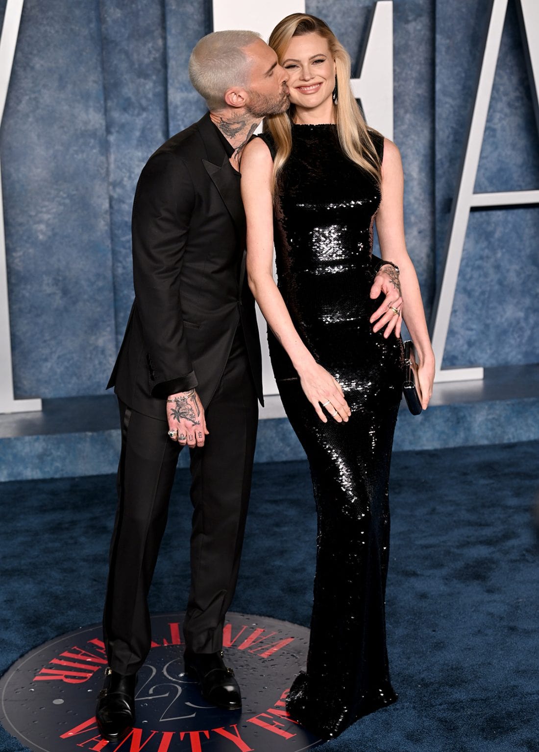 Adam Levine And Behati Prinsloo Kiss At Vanity Fair Oscars Party After ...