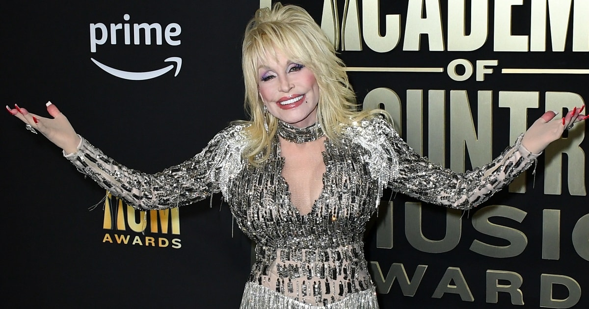 Dolly Parton Sparkles and Steals the Show at the 2023 ACM Awards With ...