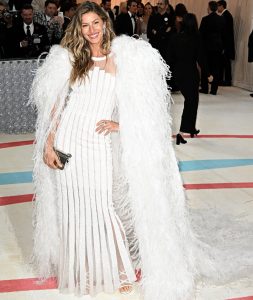 Gisele Bundchen Spreads Her Wings In Vintage Chanel At 2023 Met Gala ...