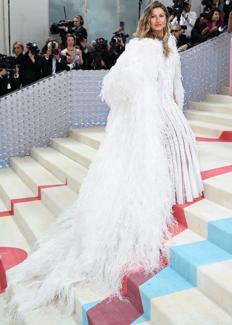 Gisele Bundchen Spreads Her Wings In Vintage Chanel At 2023 Met Gala ...