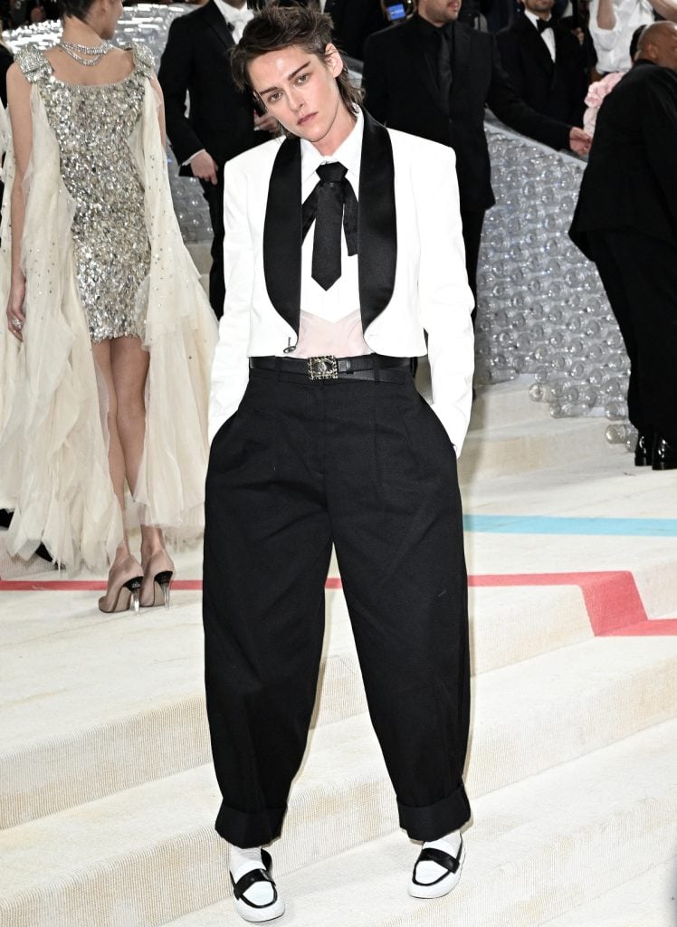 Kristen Stewart Gives Nod to Karl Lagerfeld in Androgynous Chanel Look ...