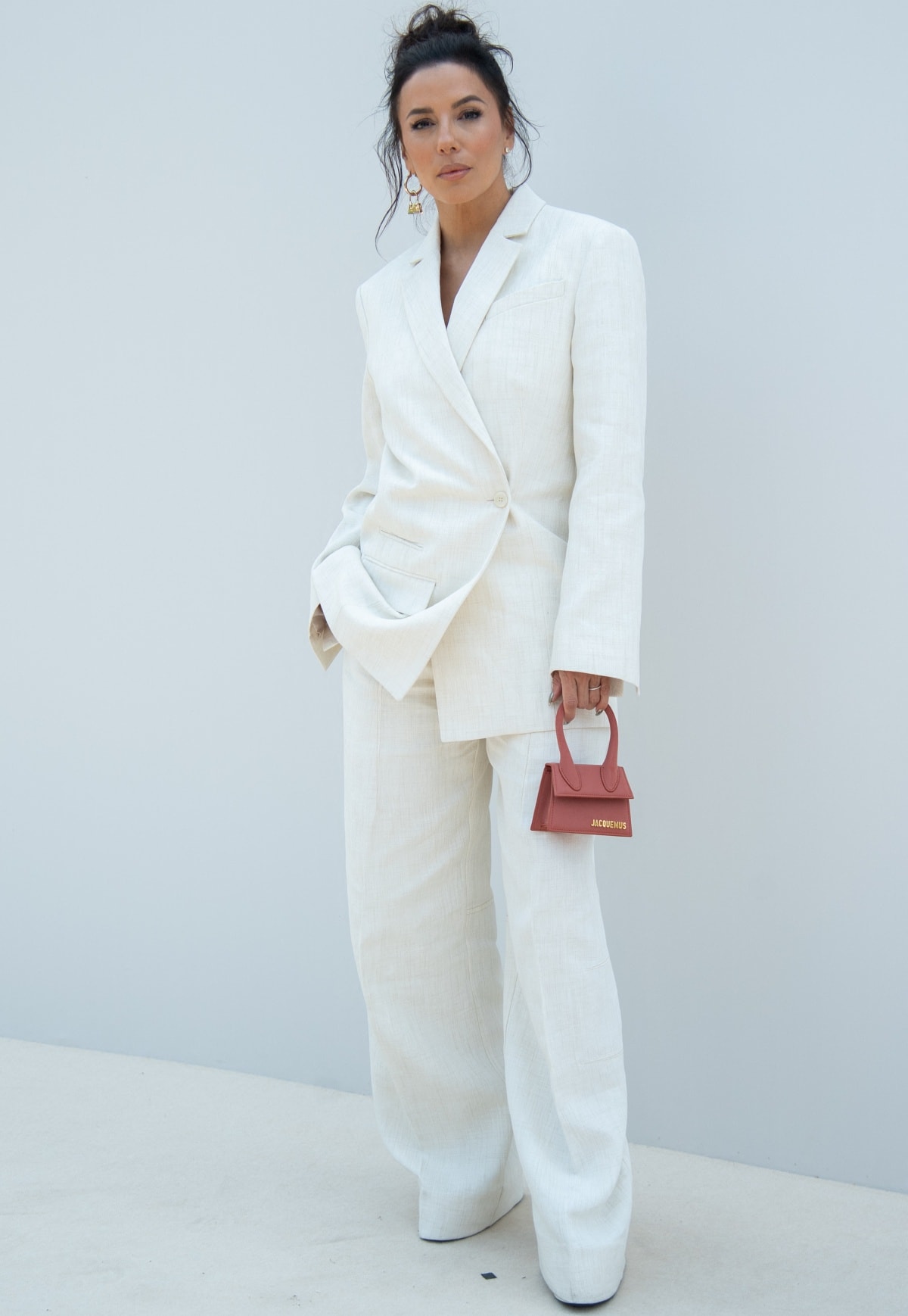 Eva Longoria commanding attention in an all-white ensemble from Jacquemus